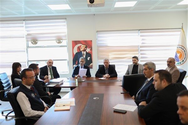 Toplantıya Gemlik Belediye Başkanı Şükrü Deviren, Mudanya Belediye Başkanı Deniz