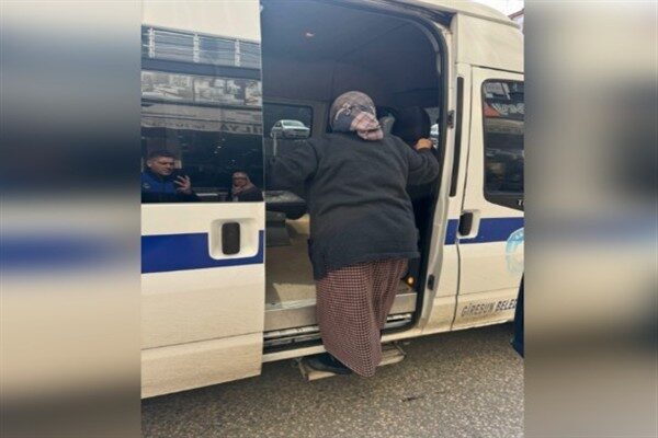 Ramazan ayı dolayısıyla cami önleri, kavşaklar ve yaya kaldırımlarında vatandaşların