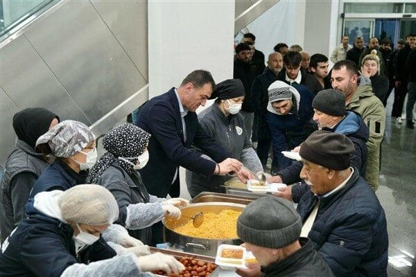 Giresun Belediyesi'nin açıklamasında önceki belediye yönetiminin, yemeklerin temini için hizmet