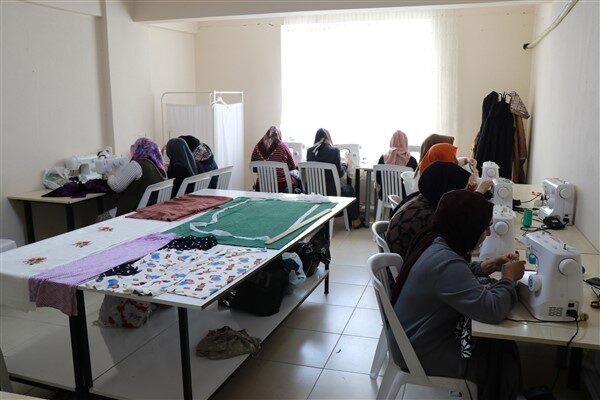 Belediye bünyesinde açılan Milletevleri ile kadınlara, el becerilerini geliştirecek ve