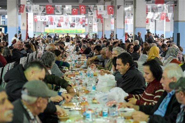 İzmir Büyükşehir Belediyesi'nin 30 ilçede başlattığı iftar buluşmaları Buca’da devam