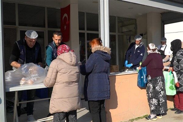İzmir Büyükşehir Belediyesi İzmir’in 30 ilçesinde iftar sofraları kurarken, yerinde