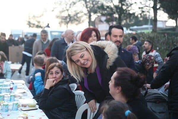 İzmit Belediyesi'nin Yuvam Akarca'daki halk iftarı etkinliğine, İzmit Belediye Başkanı