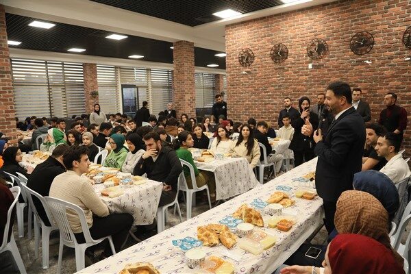 Gerçekleştirilen iftar programına katılan Kağıthane Belediye Başkanı Mevlüt Öztekin, gençlerle