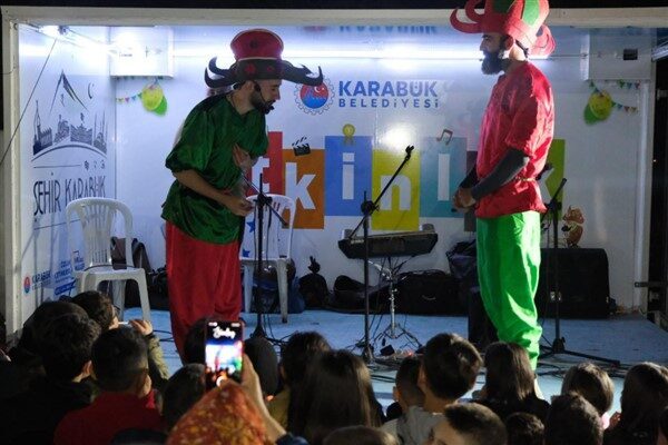 Etkinlikte sahnelenen Hacivat ve Karagöz gösterisi izleyenlere nostaljik anlar yaşatırken,
