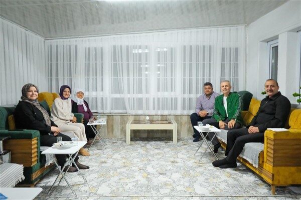 Sudurağı Belediye Başkanı Mustafa Gül ve Fatma teyzenin oğlu, aynı