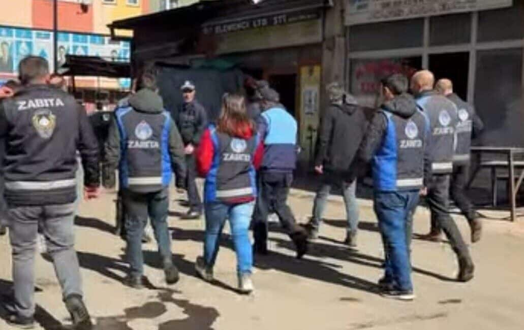 Belediye yetkilileri, şehir içinde faaliyet göstermeye devam eden traktör galerilerinin,