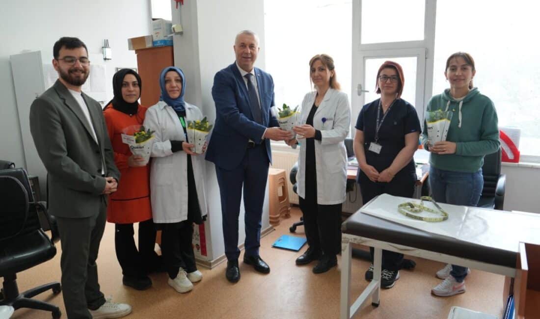 Kartal Belediyesi yöneticileri, 14 Mart Tıp Bayramı dolayısıyla ilçedeki aile