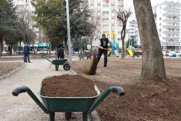 Diyarbakır’ın Kayapınar Belediyesi, baharın gelişiyle birlikte park ve yeşil alanlarda