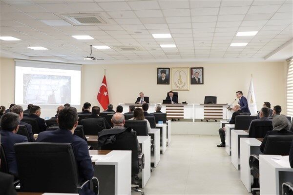 Kütahya Valiliği Toplantı Salonu’nda gerçekleşen toplantıda, sahipsiz hayvanların yaşam koşullarını