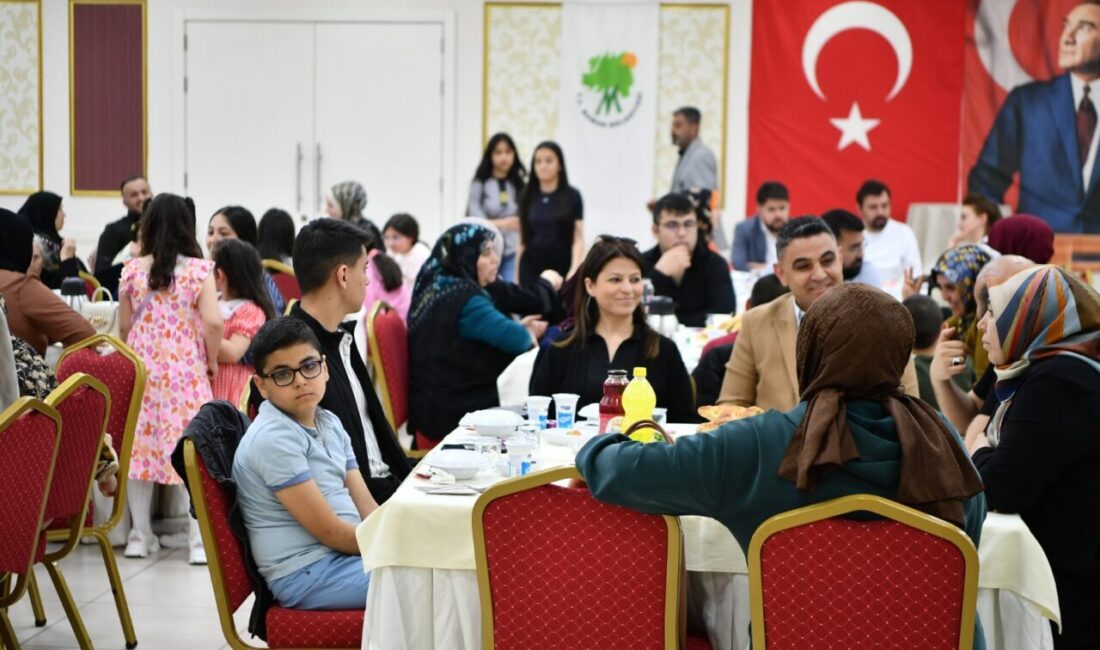 Lavanta Kültür Merkezi’nde gerçekleşen iftar programına, Mamak Belediye Başkanı Veli