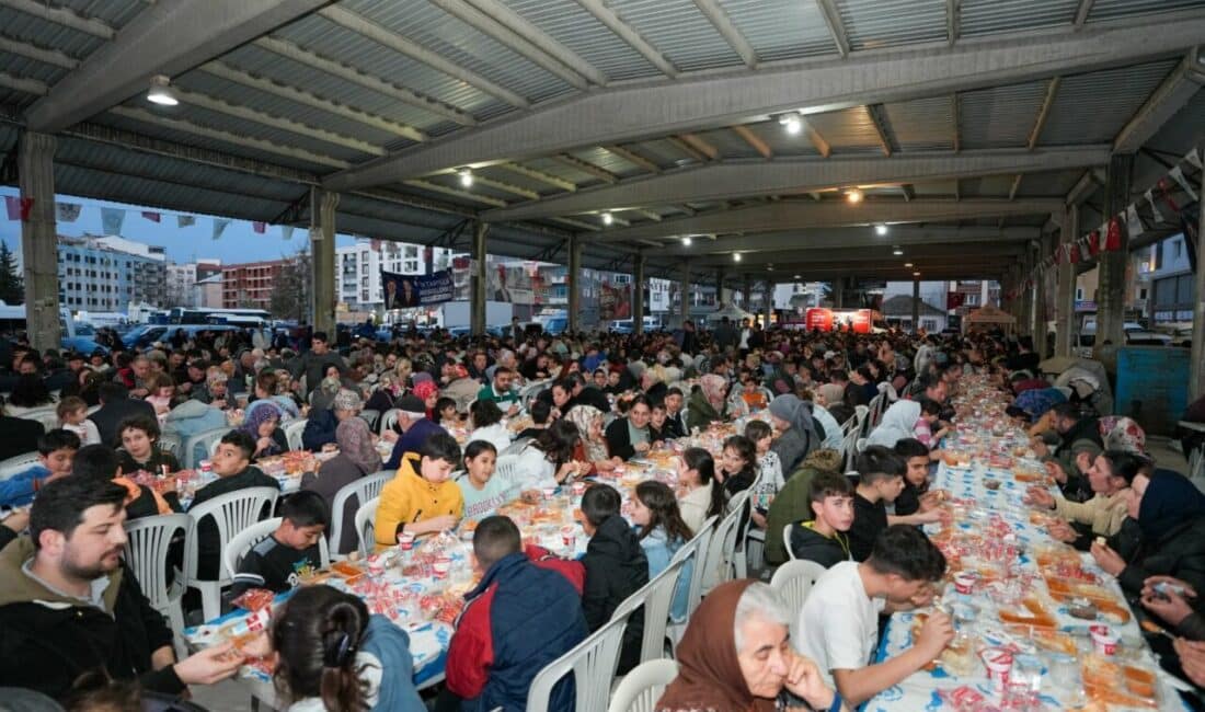Muradiye Kapalı Pazaryeri’ndeki programa, Manisa Büyükşehir Belediye Başkanı Mimar Ferdi