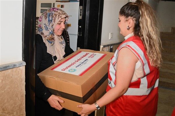 Gülizar Yenilmez, Büyükşehir Belediyesi’nin Muradiye Mahallesi’nde düzenlediği iftar programında, çölyak