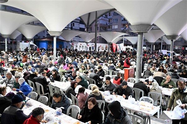 Ramazan ayı boyunca belediye, ilçenin 55 mahallesinin sakinlerini geleneksel iftar