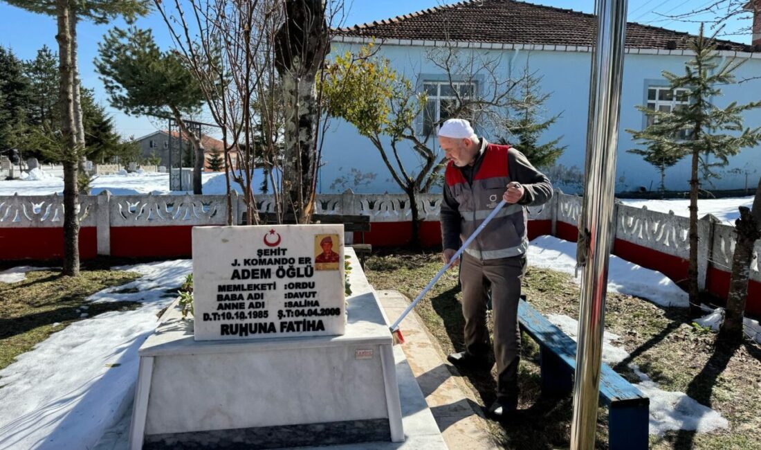 Belirli aralıklarla şehit mezarlarını ziyaret ederek çevre düzenleme ve bakım