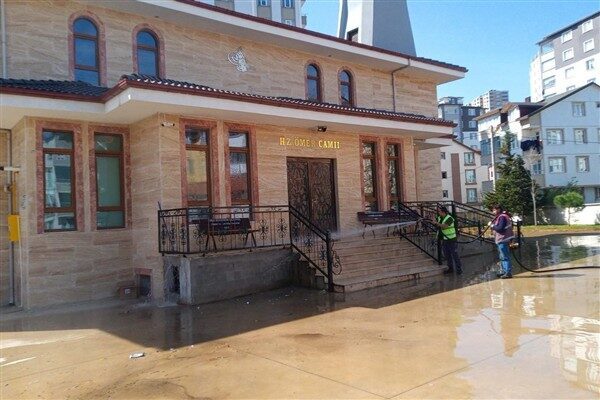 Ordu Büyükşehir Belediyesi ekipleri, il genelindeki mezarlık ve şehitliklerde bayram