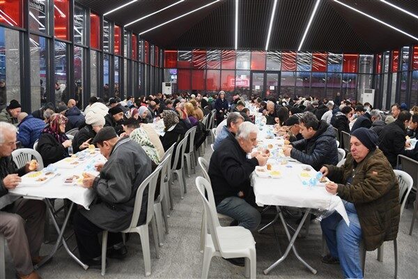 Osmangazi Belediyesi tarafından kurulan iftar sofraları büyük ilgi gördü. Osmangazi