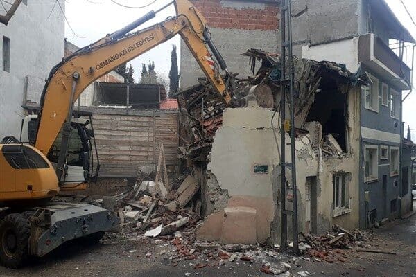 Metruk binaların, halk arasında yoğun şikayetlere yol açtığı belirtildi. Yapı