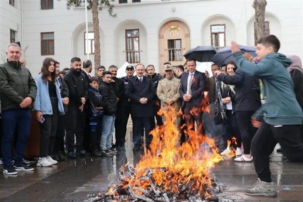 Baharın, birlik ve beraberliğin simgesi olan Nevruz, kentte renkli görüntülere