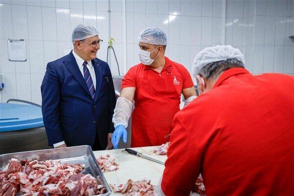 Günlük 30 bin kişilik yemek kapasitesine sahip aşevinde çalışan personele