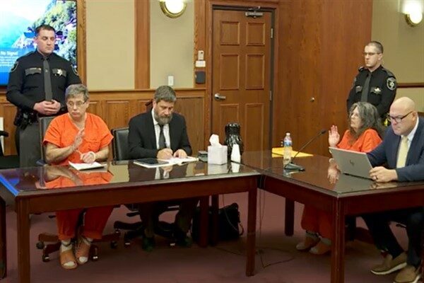 Batı Virginia'daki çift beş çocuğu evlat edinmiş ve onları çiftliklerinde