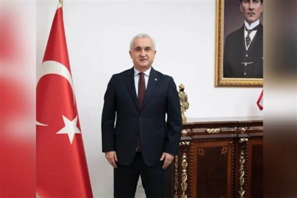 Muş Valisi Çakır, başta doktorlar olmak üzere tüm sağlık çalışanlarının