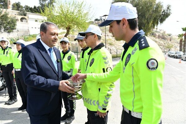 Ziyaret sırasında, vatandaşlarla bir araya gelen Vali Şıldak, trafik kurallarına