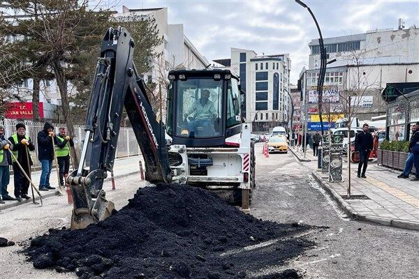 Mevsim şartlarından dolayı yıpranan yol, kaldırım ve orta refüjlerde bakım-onarım