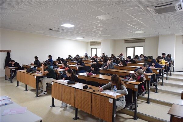 Adaylar, Bursa Teknik Üniversitesi’nde gerçekleştirilen Temel Yeterlilik Testleri (TYT) ve