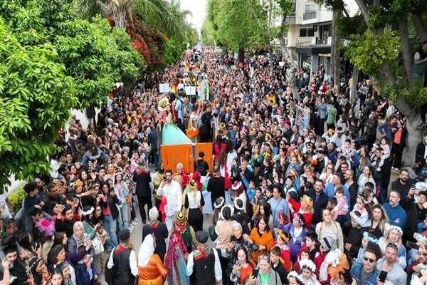 Atatürk Caddesi’nde gerçekleştirilen kostümlü kortej renkli görüntülere sahne oldu. Başkan