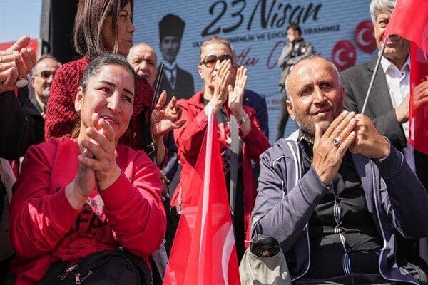 Kalaba Kent Meydanı’nda gerçekleştirilen program, Atatürk büstüne çelenk sunulmasıyla başladı. 