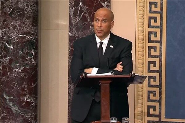 Booker'ın konuşması sonunda 25 saat 5 dakikaya ulaştı. Pazartesi gecesi
