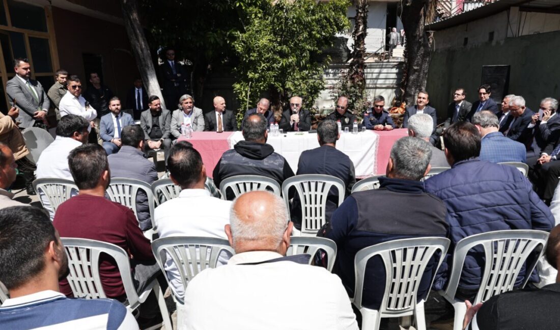 Burada Demirciler Mescidi'nde Cuma namazını kıldıktan sonra, Dünya Romanlar Günü