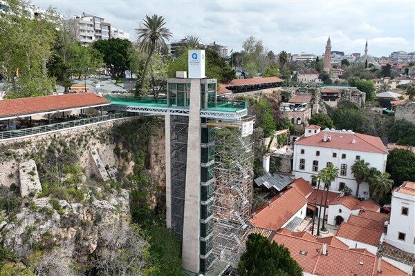 Çalışmalar sırasında güvenli bir koridor oluşturularak, asansörün kullanımına devam edilmesi