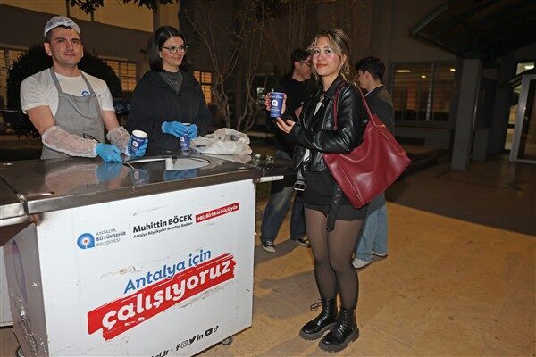 Sosyal Yardımlar Şube Müdürlüğü ekipleri, Akdeniz Üniversitesi Merkez Kütüphanesi önünde,