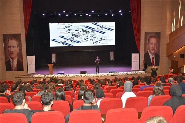 Necat Nasıroğlu Külliyesi Hatice Nasıroğlu konferans salonunda gerçekleşen söyleşi programına