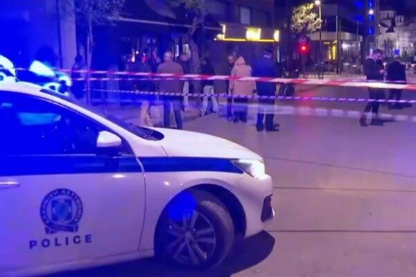 Cuma akşamı Atina'nın merkezindeki Hellenic Train'in ofislerinde bir bomba patladı.