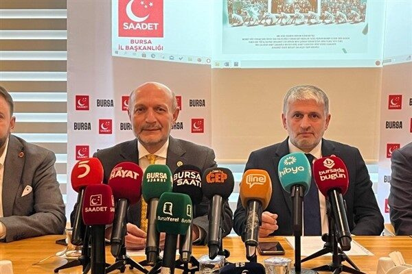 Atmaca ve Saadet Partisi İl Başkanı Hamza Gürsel, İTÜ Evi'nde