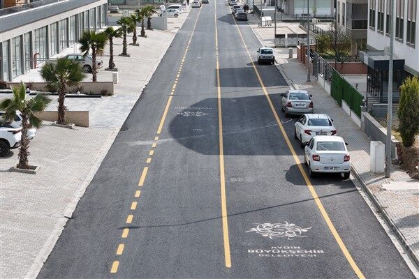 Aydın Büyükşehir Belediyesi, il genelinde sürdürdükleri eş zamanlı yol yapım