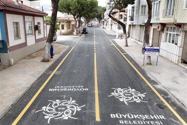 Kaldırım yapımı, yağmur suyu deşarj hattı çalışması ve sıcak asfalt