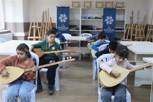 Büyükşehir Belediyesi tarafından başlatılan güz dönemi etkinlikleri kapsamında bağlama eğitimleri