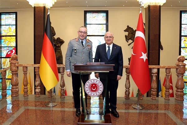 Milli Savunma Bakanı Yaşar Güler, Genelkurmay Başkanı Orgeneral Metin Gürak’ın