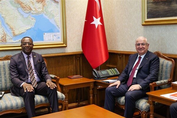 Milli Savunma Bakanı Güler, Kamerun'un Ankara Büyükelçisi Tchatchouwo’yu kabul etti.