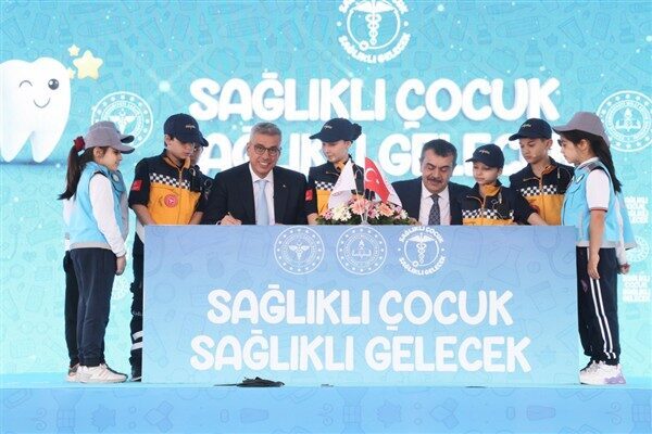 Bakanlığın açıklamasına göre, Sağlık Bakanı Prof. Dr. Kemal Memişoğlu ve