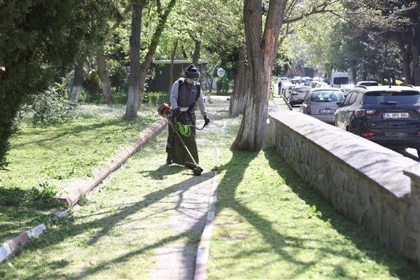 Park ve Bahçeler Müdürlüğü ekipleri, vatandaşların yaz aylarında daha sağlıklı