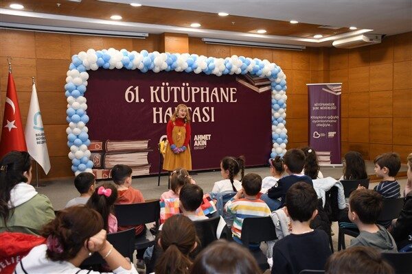 Hafta sonu çocuklar, aileleriyle birlikte “Yaratıcı Okuma Atölyesi",  "Kütüphaneci Anneyle