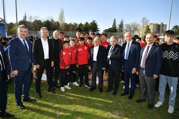 2025 yılında da amatör spora malzeme desteğinde bulunan Başkan Büyükkılıç,