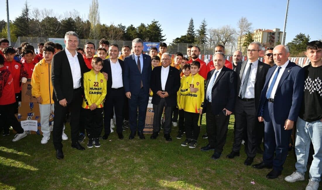 Sümer Spor Kompleksi’nde Amatör Spor Kulüpleri Spor Malzemesi Dağıtım Töreni