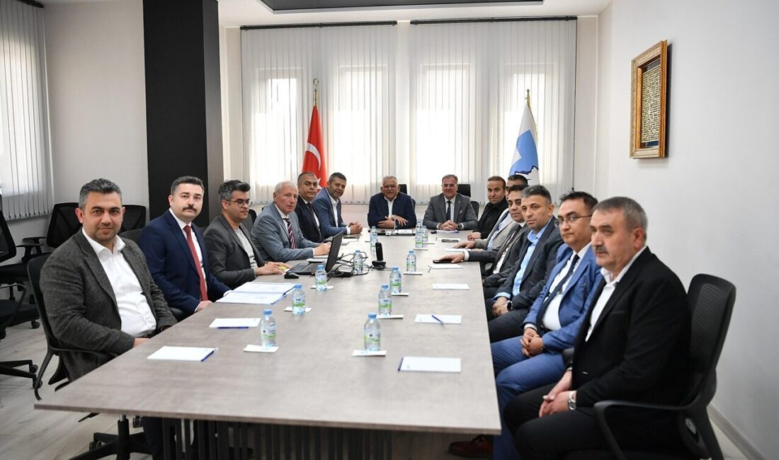 Başkan Büyükkılıç, Hacılar Belediyesi'ni ziyaret ederek yeni hizmet binasını gezdi.