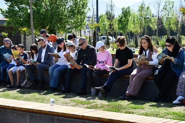 Etkinlikte katılımcılar hep birlikte kitap okurken, etkinlik sonunda okunan kitaplar